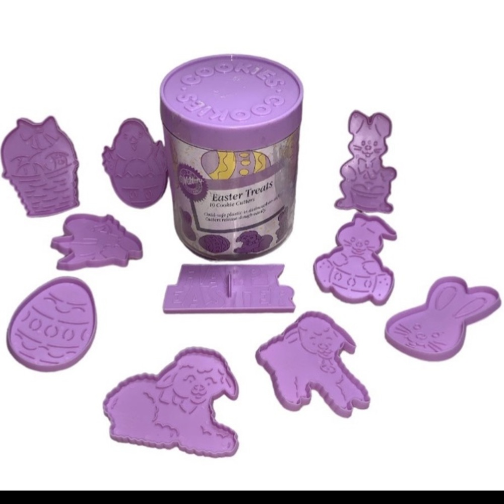 Vintage 1990 Wilton 10 pc cookie cutters Easter treats in storage container
